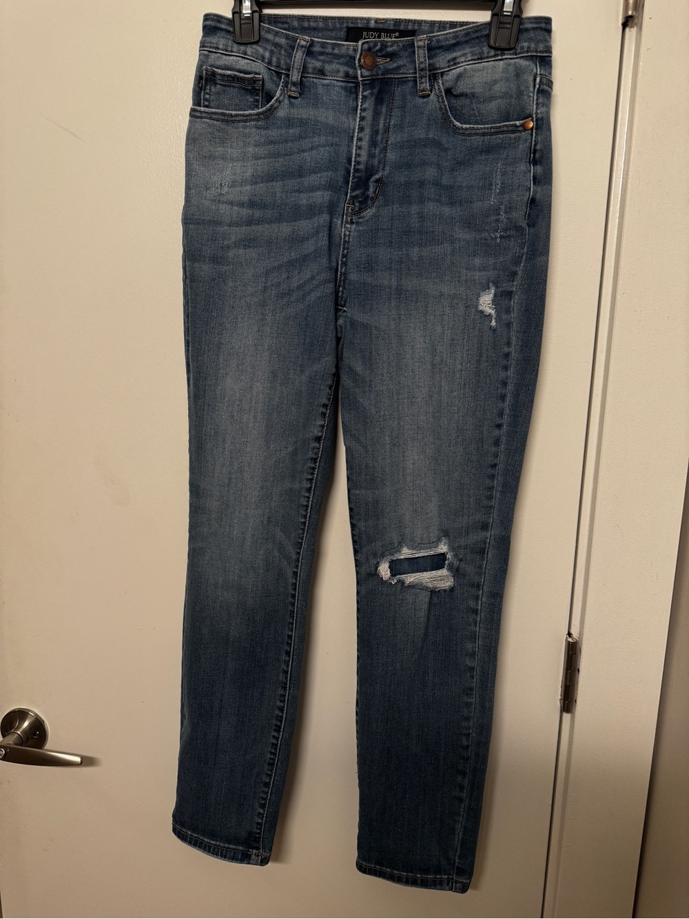 Judy Blue Skinny Jeans in Medium Blue with Distressed Knee